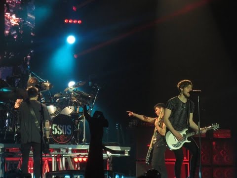 5-seconds-of-summer-performing-'beside-you'-(2015-vs.-2016)
