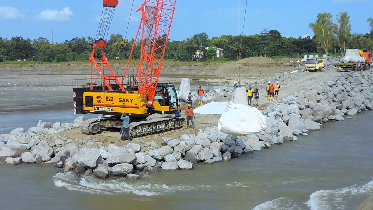 Detik-Detik Tetrapod 15 Ton Hampir Ditelan Arus! Crane Proyek Dam Beraksi