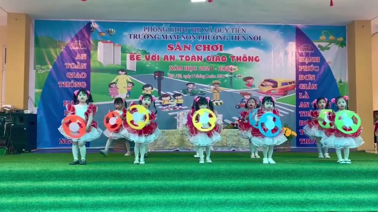 Múa đèn đỏ đèn xanh  - Trường Mầm non Tiên Nội, Duy Tiên, Hà Nam