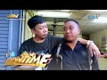 Lassy ng Beks Battalion, namigay ng tulong sa mga kumakain ng banana cue!|It&#39;s Showtime(May 6, 2024)