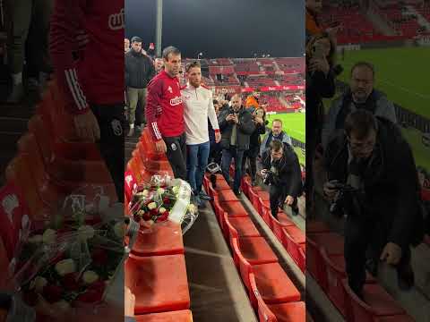 Los capitanes de Granada y Athletic Club dejan un ramo de flores en el asiento de Antonio Trujillo 🌹