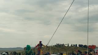 Узбекские канатоходцы в Аксу Аюлы, Шетский район. Клоун Авазбек и Бибисора на канате