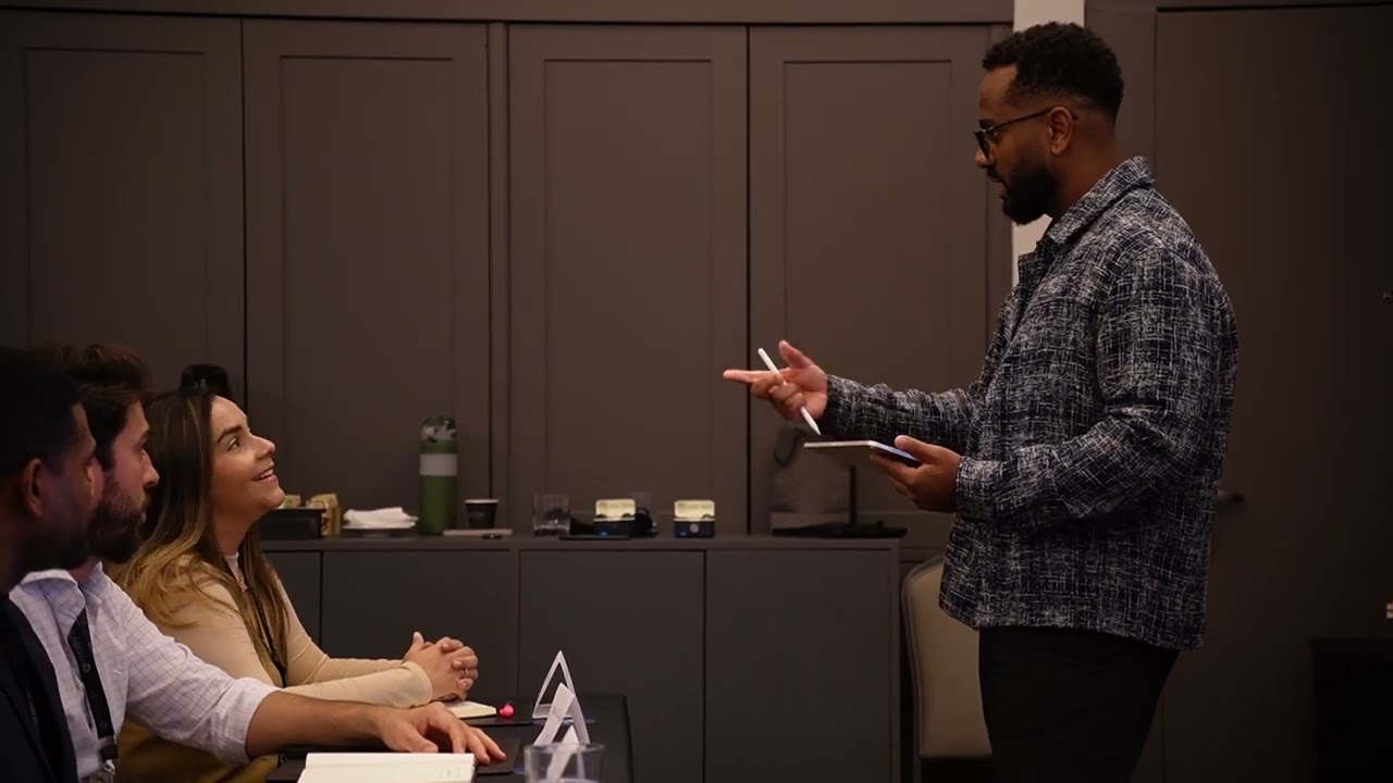 Voz Grave x Voz Aguda: O Choque Cultural Brasil vs. EUA na Comunicação