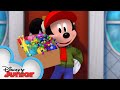 The Lights Before Christmas 🎄 | Mickey Mouse Hot Diggity Dog Tales | Disney Junior