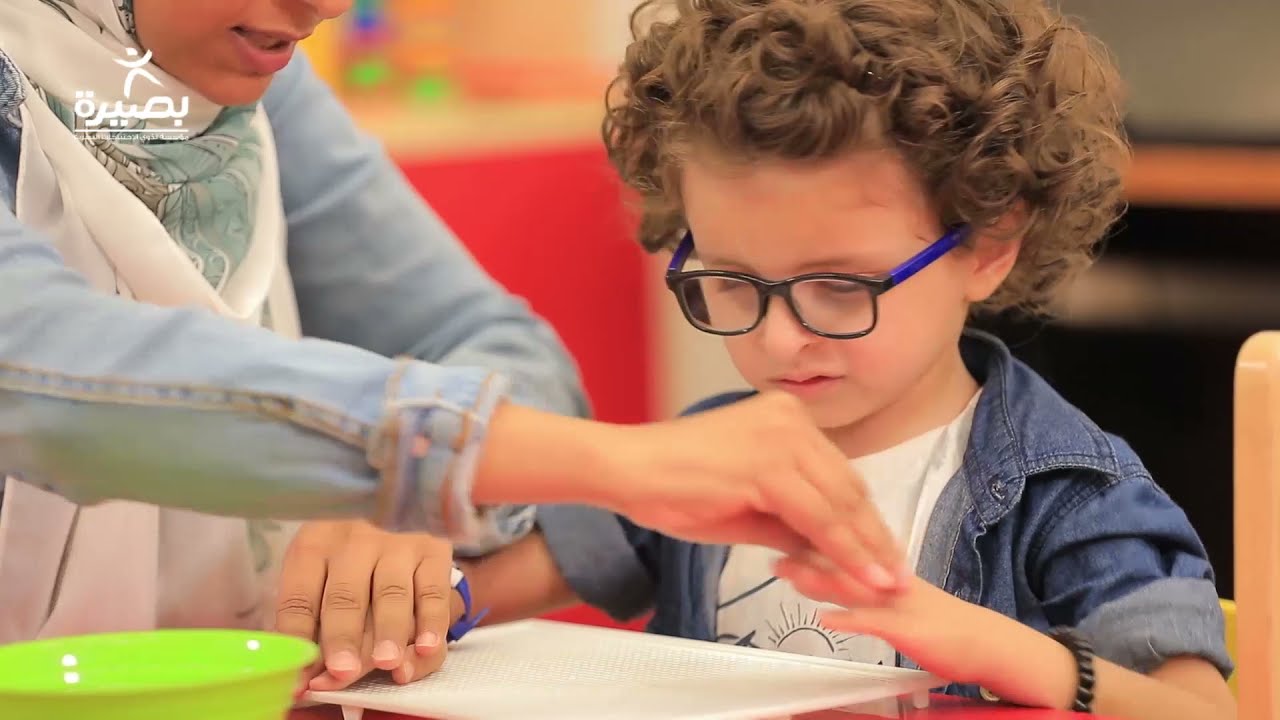 مهارة فك وتركيب الدبابيس للأطفال ذوي الإحتياجات البصرية