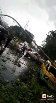 ribuan mobil dan pohon hancur ulah angin dan hujan es surabaya