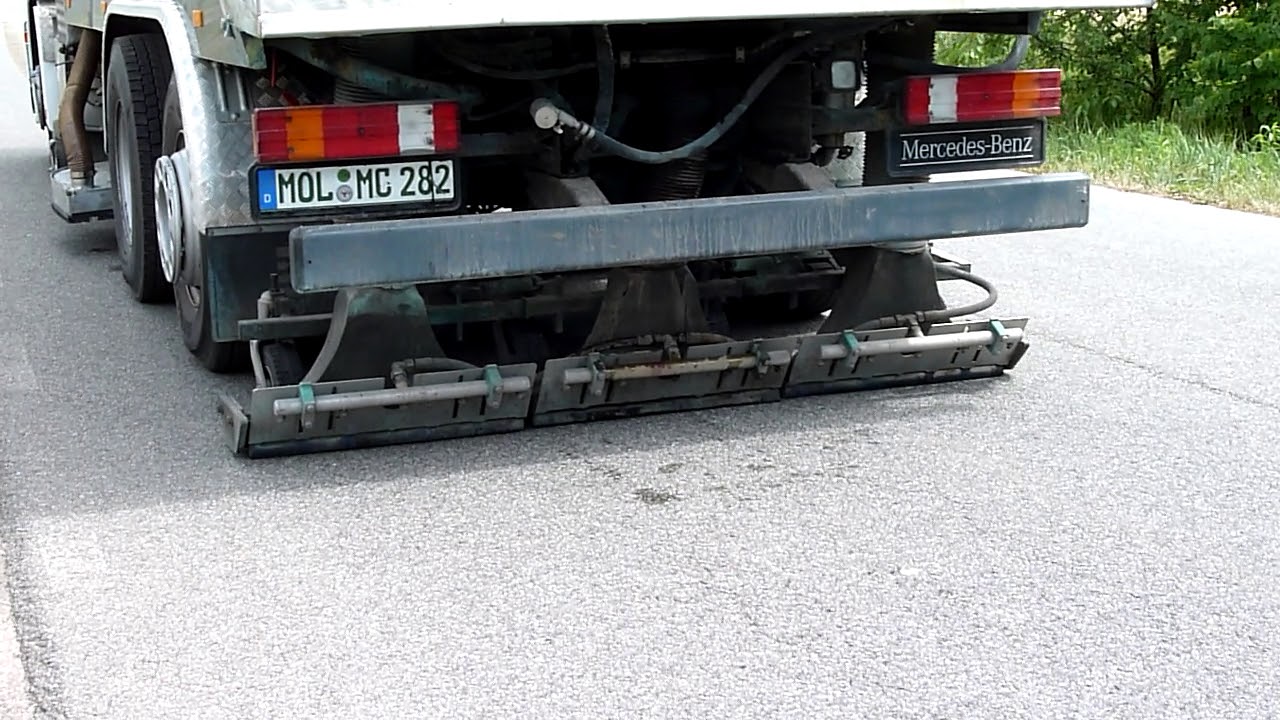 Cleaning of large areas by using rear washing device