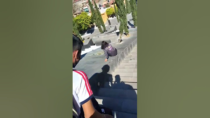 niña se resbala en Resbaladero de escaleras y se cae modo xD🙃