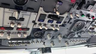 United 737-900ER flight deck visit