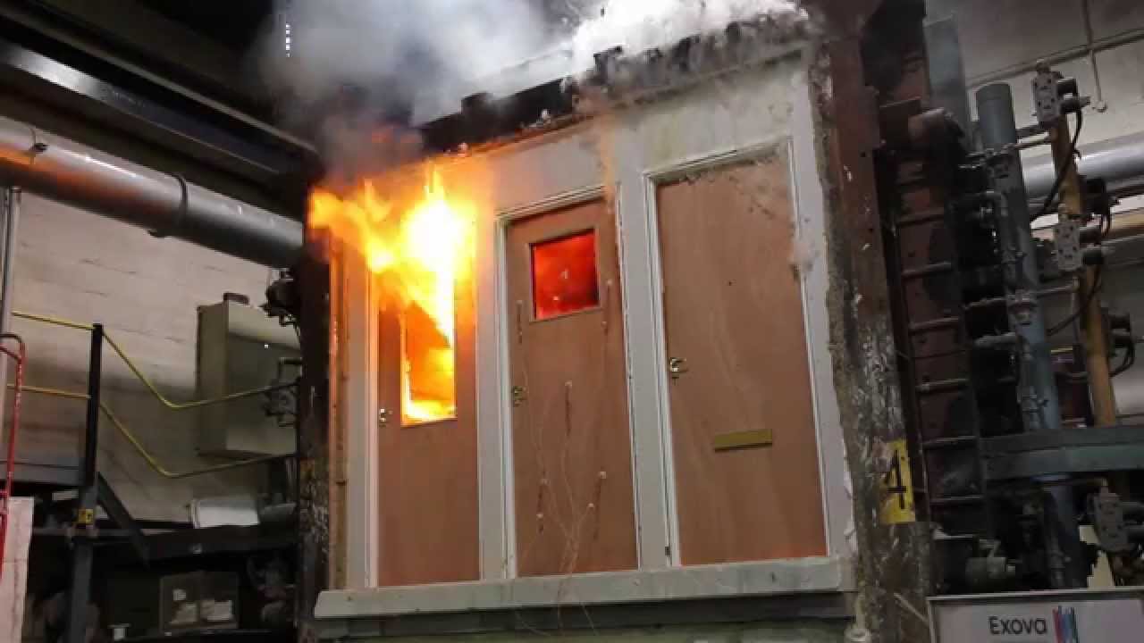 Сгорела двери. Дверь в огне. Сгоревшая дверь. Испытание на горение. Огонь из двери.