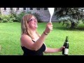 Incroyable : Elle sabre le champagne avec une spatule de plastique !