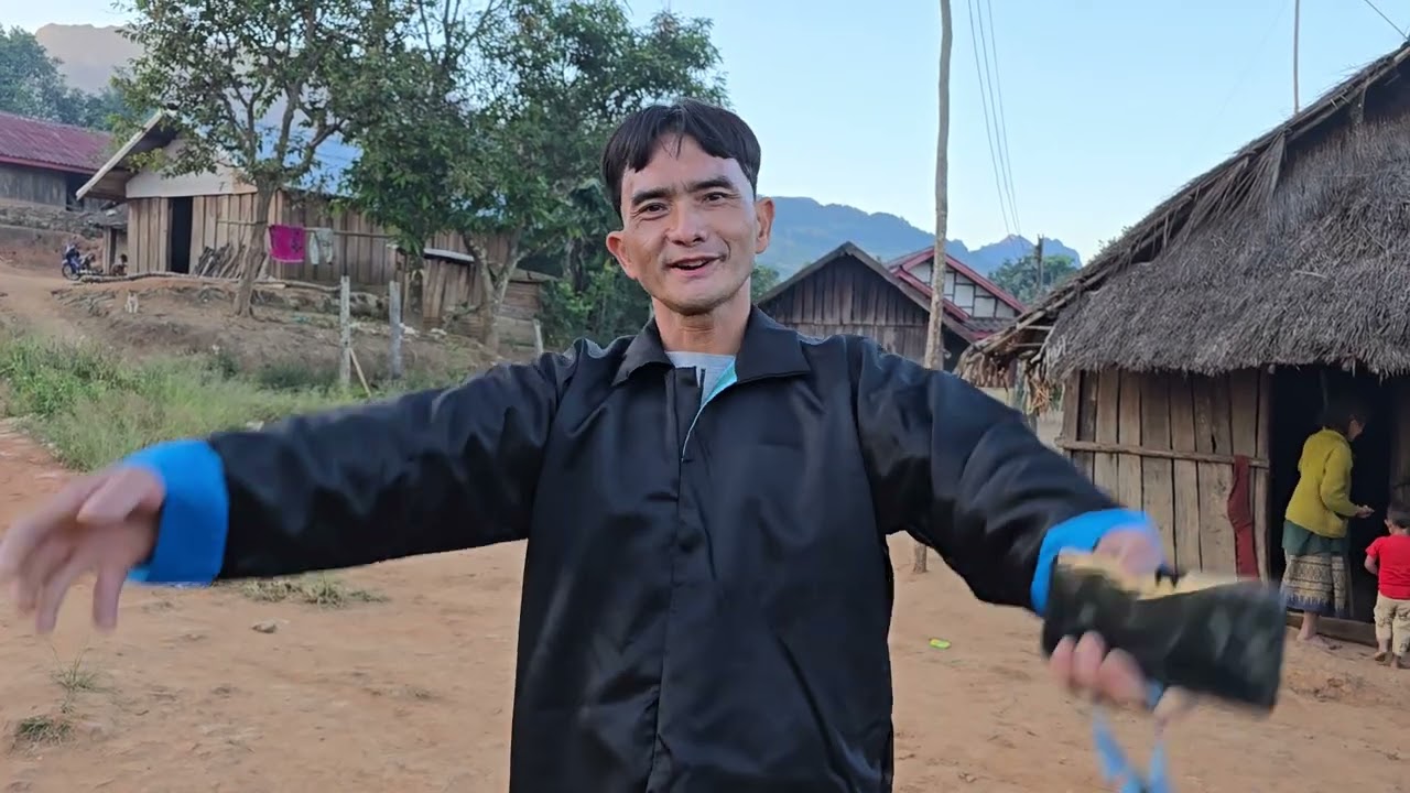 Nraug kaus Lauj coj mus ncig lub zos co loj los yog co los xab 