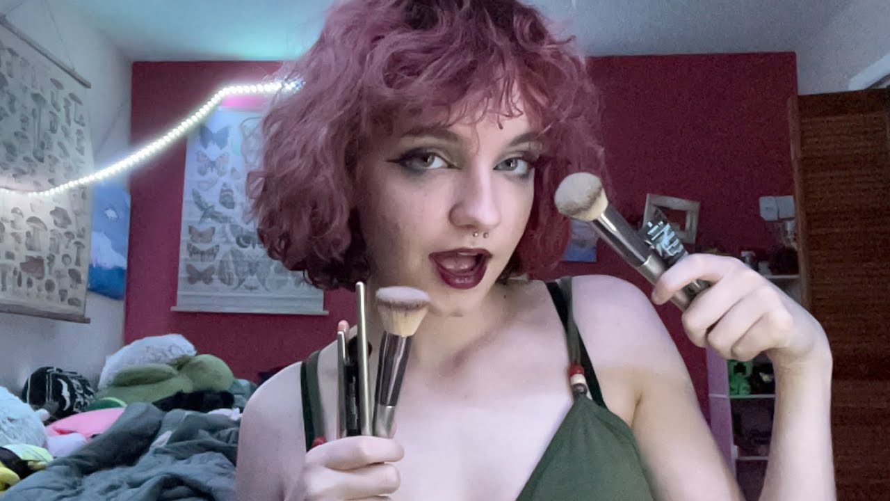 ASMR Explaining the FNaF lore while doing my makeup (sorta soft spoken)💄 🐻