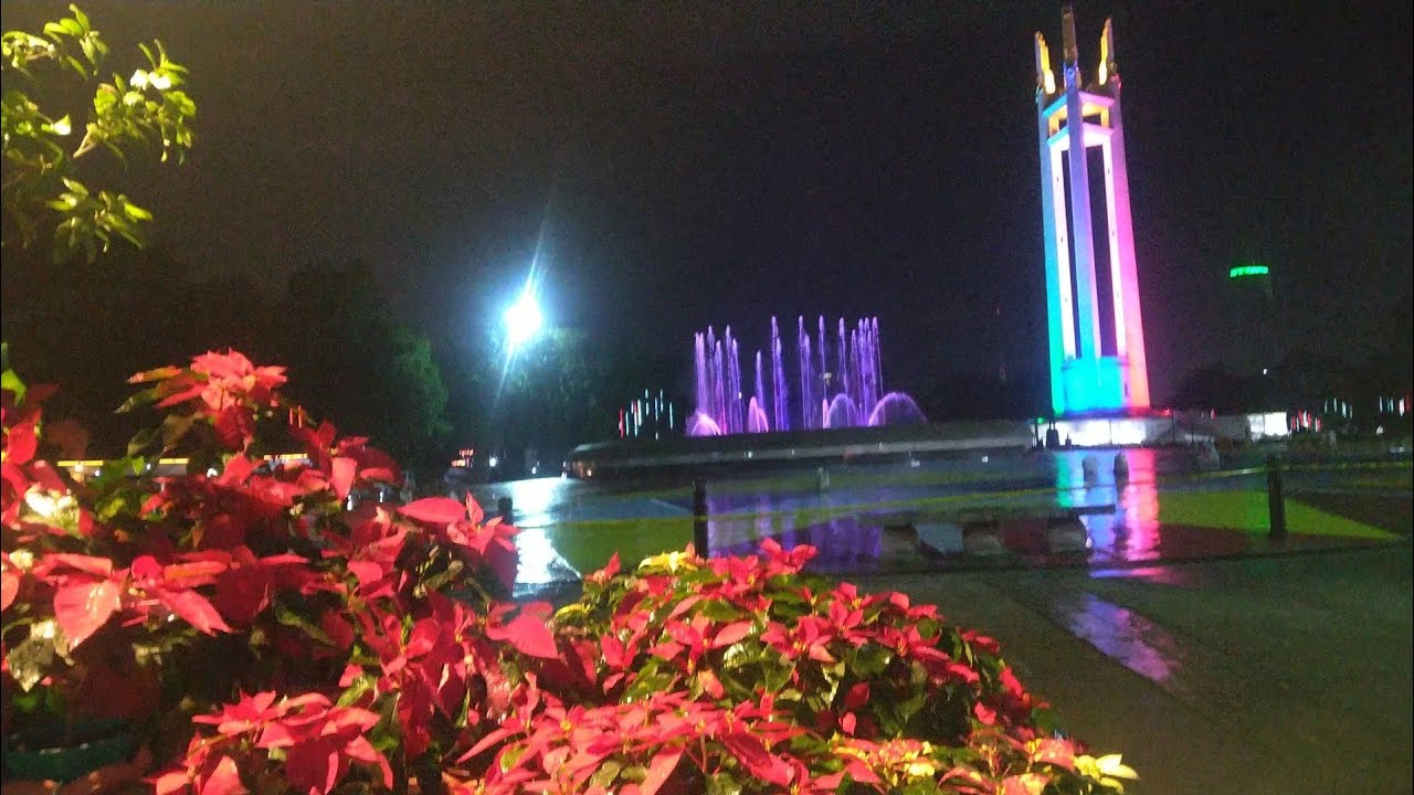 QUEZON MEMORIAL CIRCLE /QUEZON CITY / CHRISTMAS LIGHTS AT HALAMAN