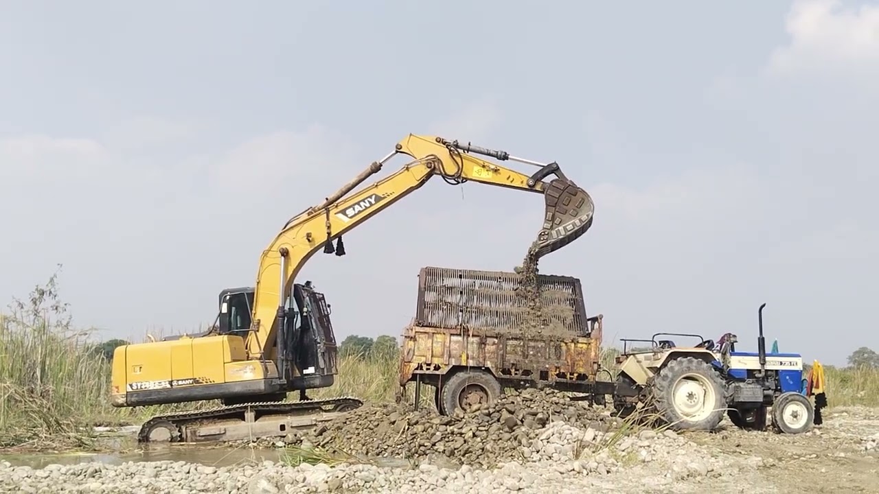 JCB से स्वराज को लोड किया जा रहा है