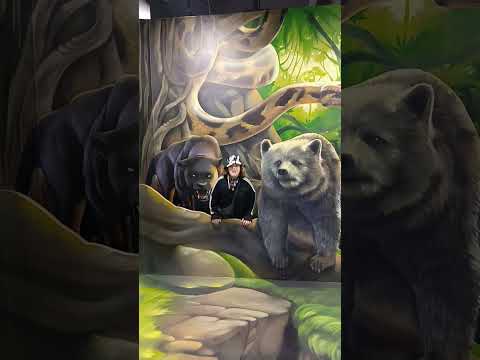 Меня поймал медведь. Музей иллюзий #video #шортс #музей #медведь #юмор #москва