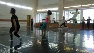 Трюковая база contemporary dance. Фрагмент МК Александры Портянниковой Трюковая база contemporary dance. Фрагмент МК Александры Портянниковой