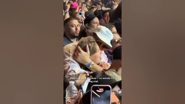 Taylor Swift & Travis Kelce Caught KISSING in Public 😱💋#taylorswift #traviskelce  #shorts