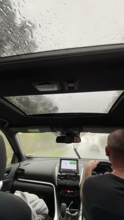 Hujan deras di dalam mobil sampe ga keliatan jalanan di Auckland #hujan #newzealand