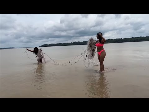 THE GIRLS ON THE BEACH IN THE AMAZON WITH GRILLED FISH AND VINEGARET