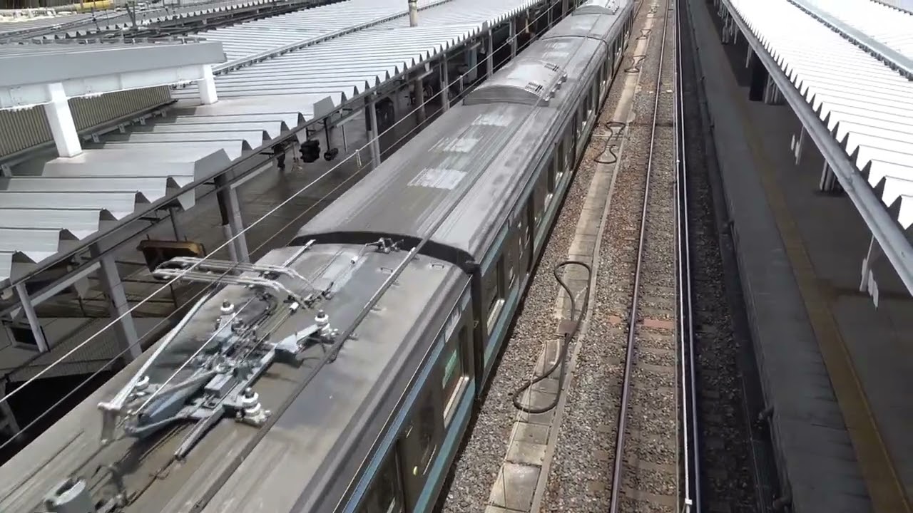 屋根上のベンチレーターが外され、スッキリとした感じになって長野駅を発車した、211系N301編成延命施工車試運転列車。