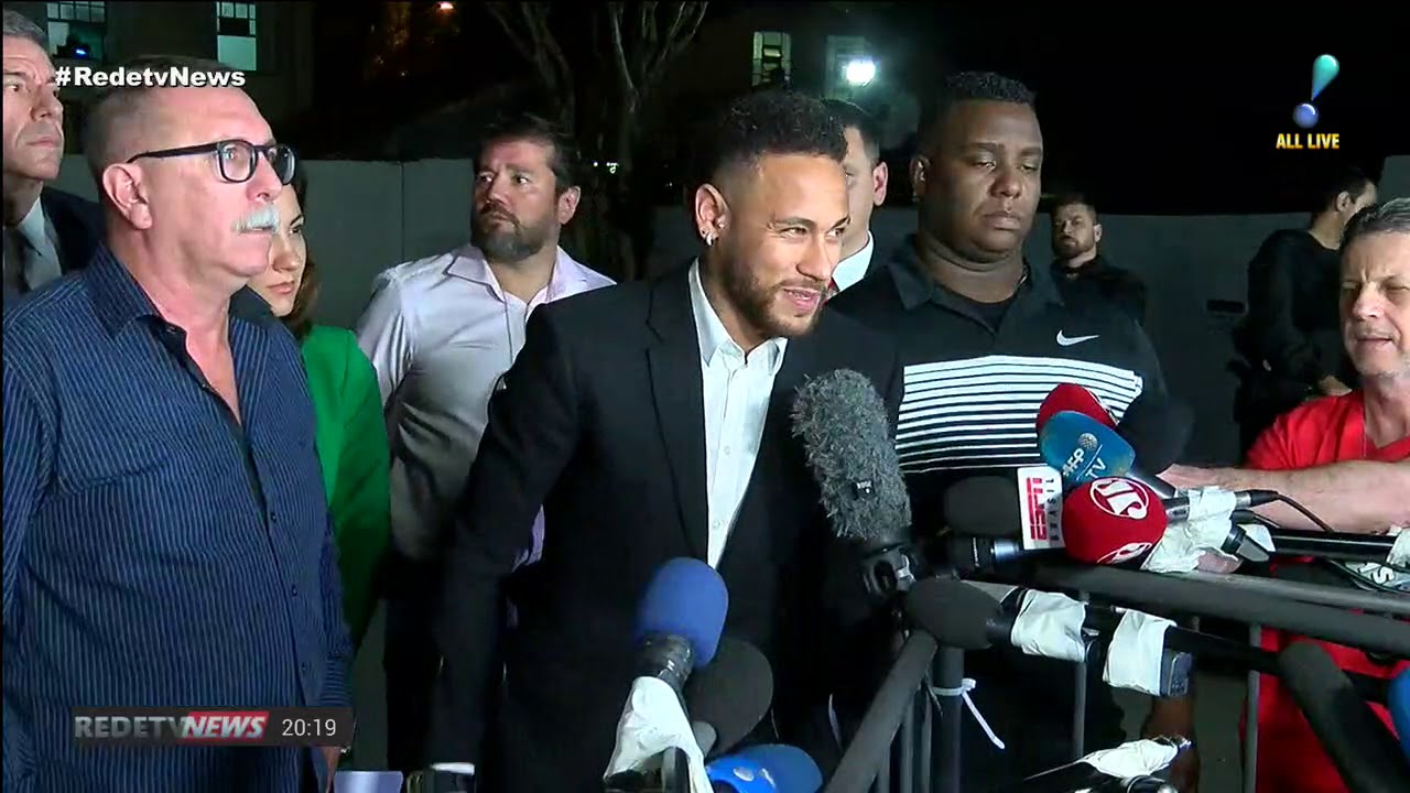 "Verdade aparece cedo ou tarde", diz Neymar na saída de delegacia em SP
