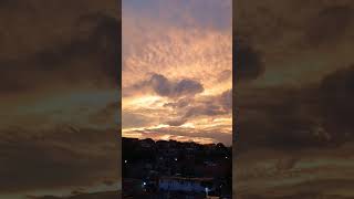 as nuvens brilhando por conta dos  raios de luz do sol