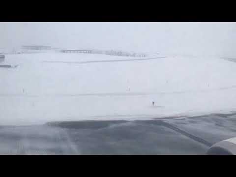 機場下雪中順利降落