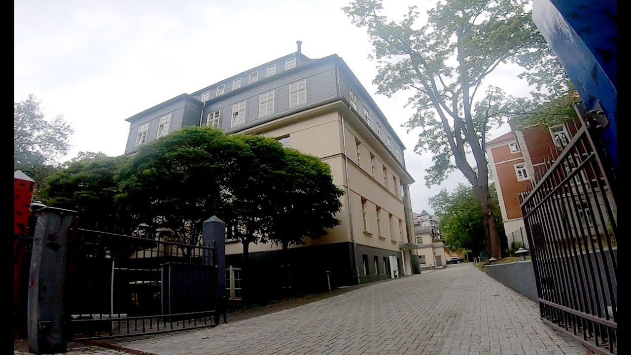 Карл-Маркс-Штадт. Комендатура. Барабанщики. Дома офицеров и школа рядом ...