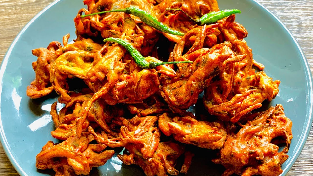 पाणी न घालता अशा पद्धतीने बनवा कुरकुरीत कांदा भजी kanda bhaji recipe