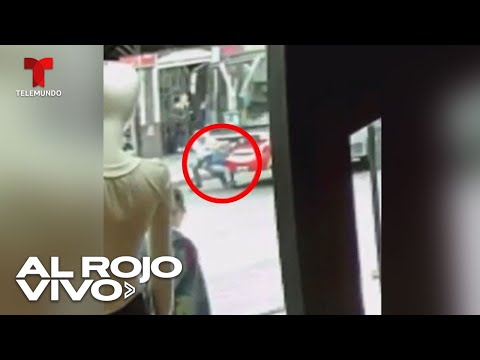 Niño se suelta de la mano de su padre y termina atropellado por un autobús