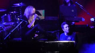 Avril Lavigne - Fix You ( Cold Play Cover ) at the Hammersmith Apollo.