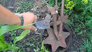 Hand cultivator with own hands