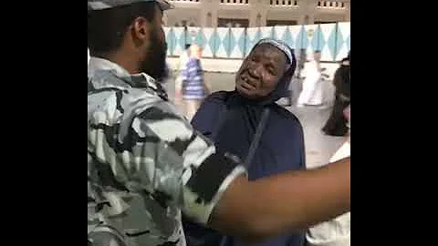 رجل أمن سعودي مخلص يساعد معتمرة نيجرية ويكلمها بلغة الهوسا 