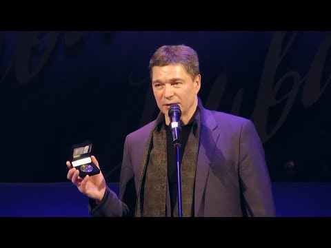 Сергей Маховиков поздравляет Михаила Голубовича с юбилеем