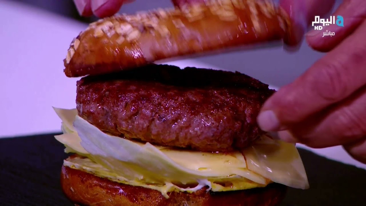 الشيف طارق يقدم برجر على طريقته في القاهرة اليوم