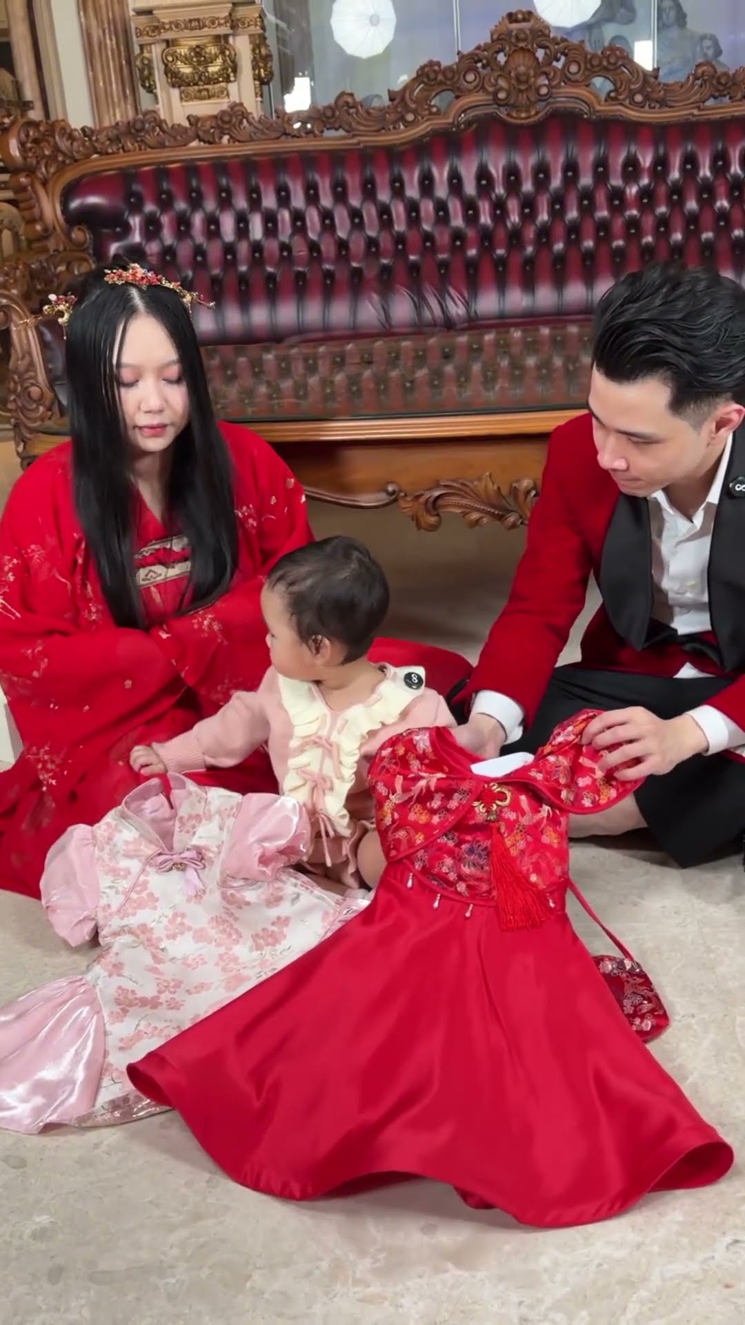 Sophia Pilih Baju Imlek yang Mana?