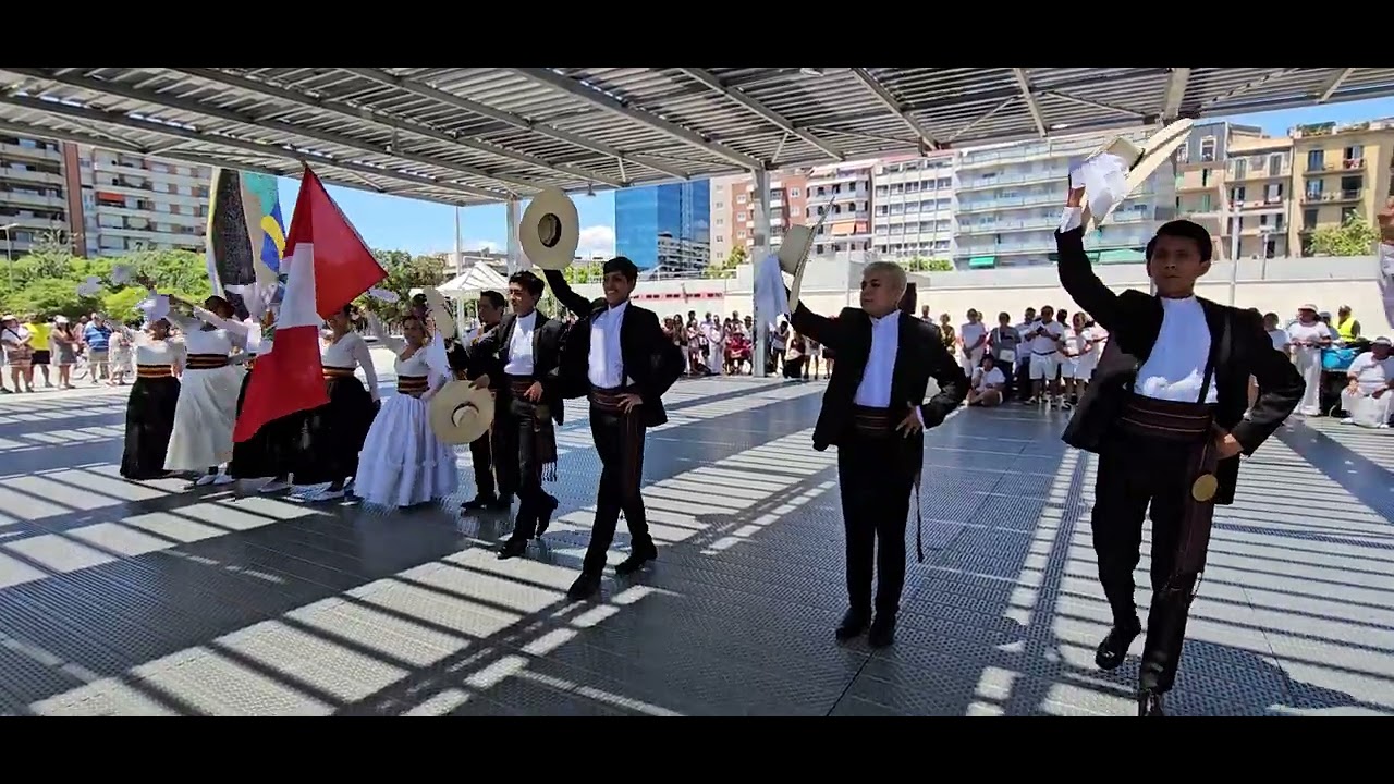 2  FLASHMOB MARINERA NORTEÑA   VS   HUAYLARSH  BARCELONA 🇪🇸