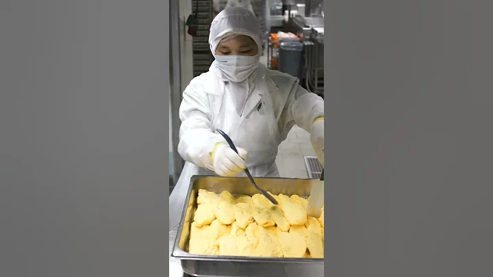 Here’s how airplane meals are made. #howitsmade #airtravel #kitchen