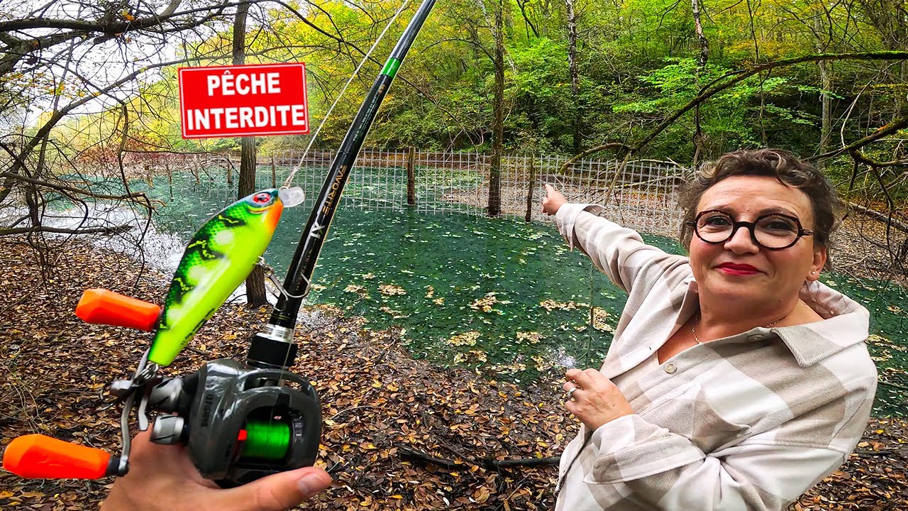Elle m’autorise à pêcher le vieil étang SECRET de son Jardin ! Ce qu’on y trouve est fou (rentalake)