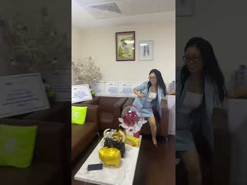 Video Mất quà Noel giá trị vì tài đoán mò của 2 nhân viên - youtube
