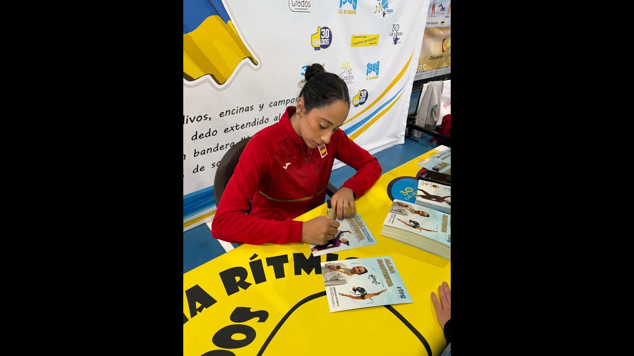 2025Nov16 MasterClass Alba Bautista en Peñarroya-Pueblonuevo - Firma de autógrafos