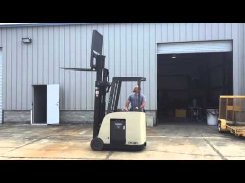 Crown Rc 5530 30 Electric Forklift Youtube