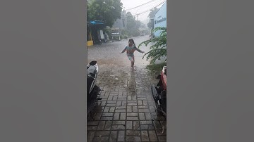 mandi hujan😉😍