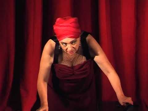 მოხუცი მსახიობი ქალი დოსტოევსკის ცოლის როლში