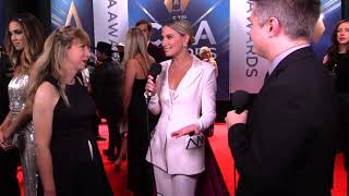 Jennifer nettles calls out country music radio with cma awards red
carpet look.