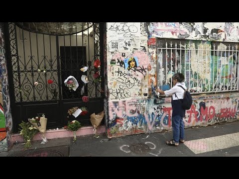 أول الزوار لمنزل الفنان الفرنسي سيرج غينسبور في باريس