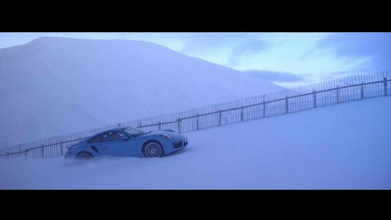Video till Porsche kör 911 uppför skidbacke