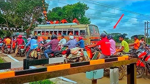 Howrah-New Delhi Duronto Express Rarest Meeting With Single Windshield Emu Local Train Dangerously