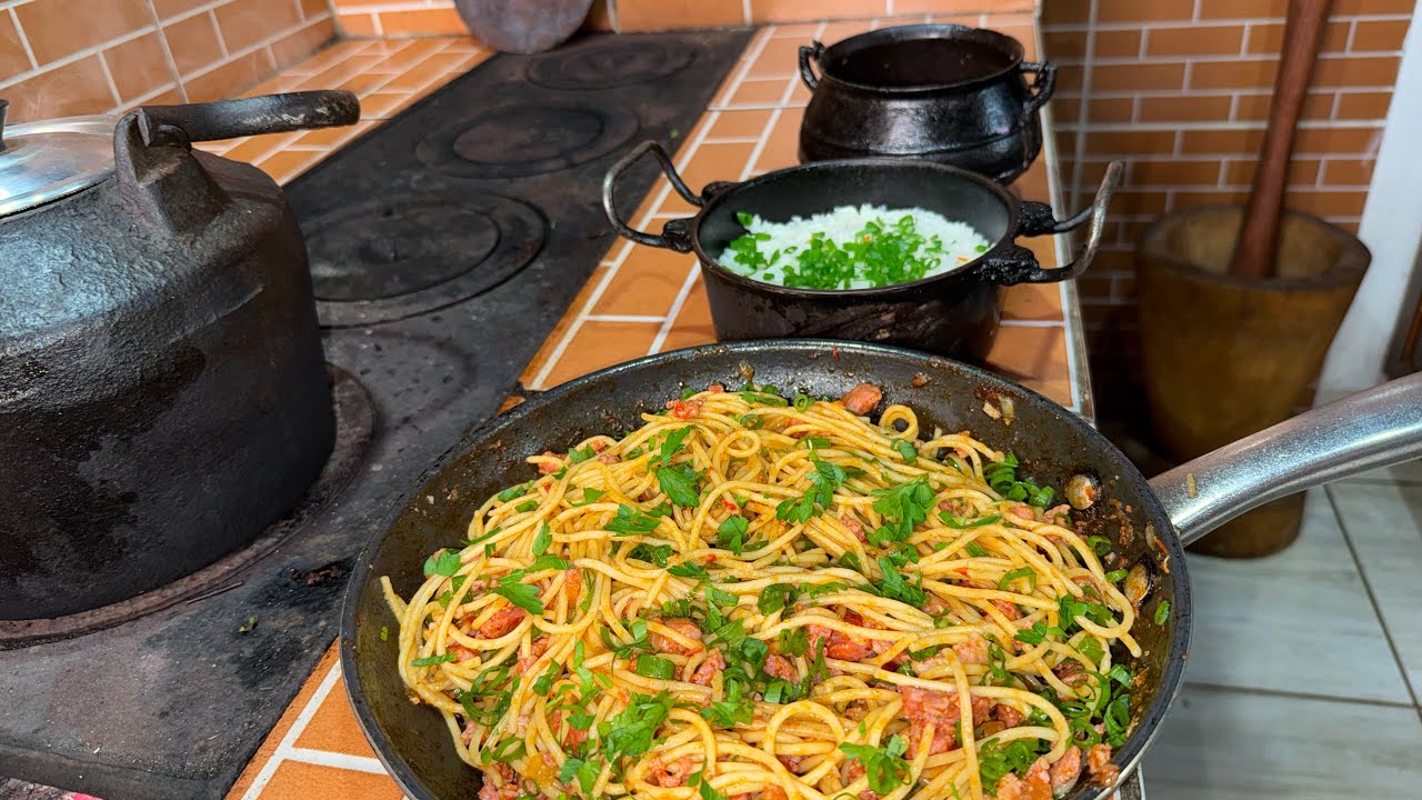 MACARRÃO COM MIOLO DE LINGUIÇA NO ALMOÇO DE HOJE 